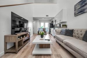 Modern 1-Bedroom Loft in Hollywood with Parking, WiFi & Hollywood Sign View