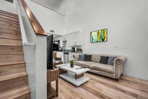 Modern 1-Bedroom Loft in Hollywood with Parking, WiFi & Hollywood Sign View