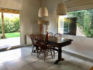 Moderna y cálida casa en el Bosque Peralta Ramos para relajarse y disfrutar de la Naturaleza en Mar del Plata