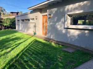 Moderna y cálida casa en el Bosque Peralta Ramos para relajarse y disfrutar de la Naturaleza en Mar del Plata