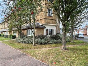 Spacious 2-bedroom ground floor flat with Free Parking