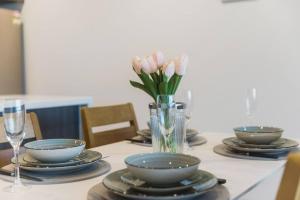 City views & New 3b2b1p Apt in Homebush