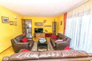 Three-Bedroom Apartment room in Apartment Mirjana