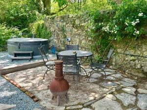 Tiny Romantic Retreat with Hot Tub on a Country Estate near Cardigan Bay in Eryri Snowdonia