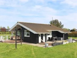 Three-Bedroom Holiday home in Hadsund 48 - Øster Hurup
