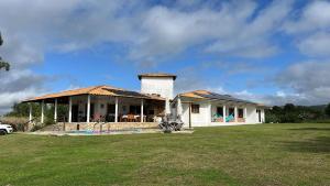 Casa com piscina, privativa, diarista, em condomínio, Bonito-Pe