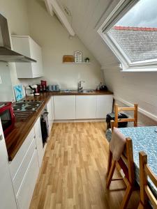 Romantic Chapel Retreat in Snowdonia - Sea Views & Serenity