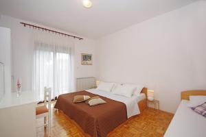 Apartments with a parking space Pirovac, Sibenik - 23330