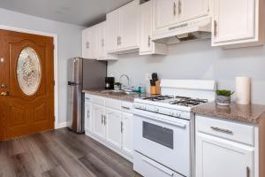 Deluxe Modern 2BR Apt in Prime Location