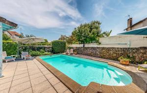 4 Bedroom Cozy Home In Escos