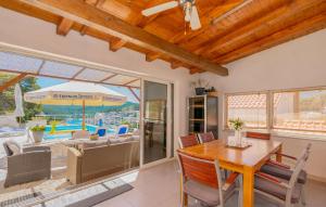 Cozy Apartment In Pucisca With Wifi