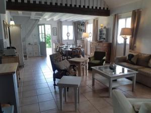 Maisons de vacances Evasion Naturelle pres de Moulins : Gite Confortable avec Jardin et Poele a Bois - FR-1-489-463 : Maison de Vacances