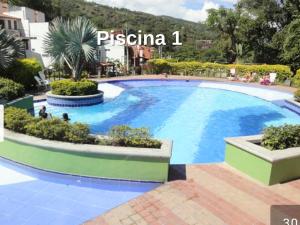 ""Apto 2 Habit, 4 piscinas, Dcto GENIUS, Check in-out extendidos, a 1 cuadra del parque -Ciudadela del Sol-""