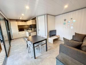 Chalets Chalet de Standing a Jullouville: 6 Couchages, Piscine Chauffee, Proche Plage et Commerces, WiFi Gratuit - FR-1-361-548 : photos des chambres