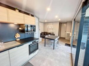 Chalets Chalet de Standing a Jullouville: 6 Couchages, Piscine Chauffee, Proche Plage et Commerces, WiFi Gratuit - FR-1-361-548 : photos des chambres