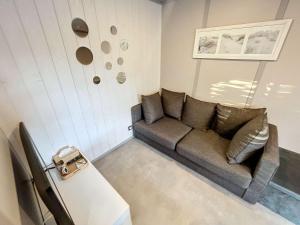Chalets Chalet de Standing a Jullouville: 6 Couchages, Piscine Chauffee, Proche Plage et Commerces, WiFi Gratuit - FR-1-361-548 : photos des chambres