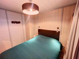 Chalets Chalet de Standing a Jullouville: 6 Couchages, Piscine Chauffee, Proche Plage et Commerces, WiFi Gratuit - FR-1-361-548 : photos des chambres