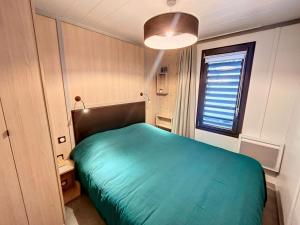 Chalet de Standing à Jullouville: 6 Couchages, Piscine Chauffée, Proche Plage et Commerces, WiFi Gratuit - FR-1-361-548