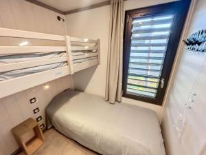 Chalets Chalet de Standing a Jullouville: 6 Couchages, Piscine Chauffee, Proche Plage et Commerces, WiFi Gratuit - FR-1-361-548 : photos des chambres