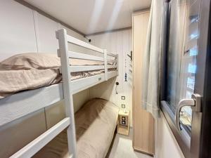Chalets Chalet de Standing a Jullouville: 6 Couchages, Piscine Chauffee, Proche Plage et Commerces, WiFi Gratuit - FR-1-361-548 : photos des chambres
