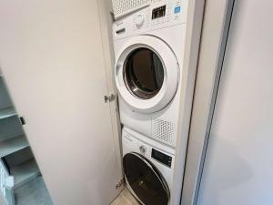 Chalets Chalet de Standing a Jullouville: 6 Couchages, Piscine Chauffee, Proche Plage et Commerces, WiFi Gratuit - FR-1-361-548 : photos des chambres