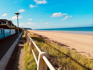 Chalets Chalet de Standing a Jullouville: 6 Couchages, Piscine Chauffee, Proche Plage et Commerces, WiFi Gratuit - FR-1-361-548 : photos des chambres