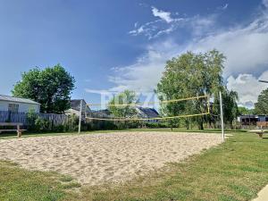 Chalets Chalet de Standing a Jullouville: 6 Couchages, Piscine Chauffee, Proche Plage et Commerces, WiFi Gratuit - FR-1-361-548 : Chalet