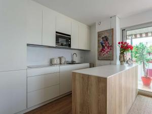 Appartements Appartement moderne en centre-ville avec balcon et parking a 400m de la plage - FR-1-4-693 : photos des chambres