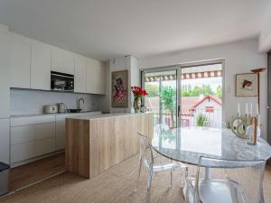 Appartement moderne en centre-ville avec balcon et parking à 400m de la plage - FR-1-4-693