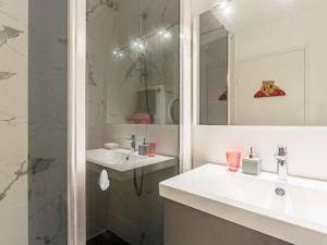 Appartements Appartement moderne en centre-ville avec balcon et parking a 400m de la plage - FR-1-4-693 : photos des chambres