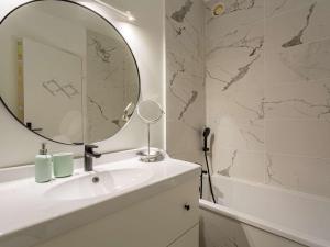 Appartements Appartement moderne en centre-ville avec balcon et parking a 400m de la plage - FR-1-4-693 : photos des chambres