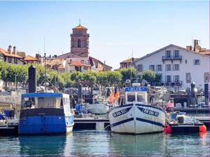 Appartements Appartement moderne en centre-ville avec balcon et parking a 400m de la plage - FR-1-4-693 : photos des chambres
