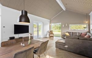 3 Bedroom Beautiful Home In Væggerløse