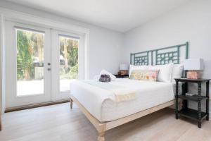 Be A Nomad - Stylish studio steps from the ocean!