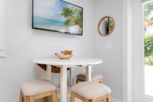 Be A Nomad - Stylish studio steps from the ocean!