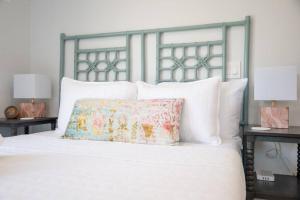 Be A Nomad - Stylish studio steps from the ocean!