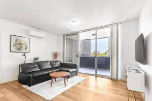 Modern Luxury 3 Bedrm Apt Close to Parramatta, CBD - Merrylands