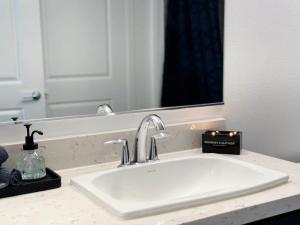 Modern Hollywood Home Sunset View & Free Parking - 10mins to Universal Studios