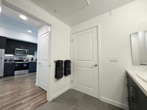 Modern Hollywood Home Sunset View & Free Parking - 10mins to Universal Studios