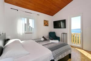 Sea & Mountain View By Apartment Brane