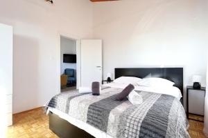 Sea & Mountain View By Apartment Brane