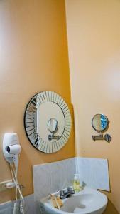 Serene Artistry - Secure 1-BR Haven in Ocho Rios Jamaica