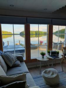 Stunning log cabin 45m2 on the shore of Kallavesi.