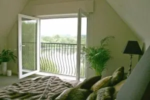 Stunning 5 Bedroom house with Beautiful Lake Views - Thelwall