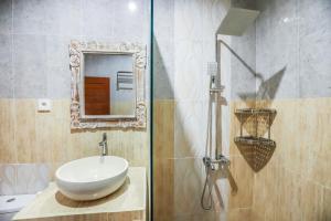 Modern Room w Desk, Kitchenette & 2 Rest Zones-1