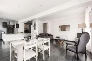 MAISON CENTRE VILLE + GARAGE - Salles