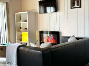 Lodge Cabin with Fabulous Views - Farm Holiday