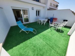 Luminoso ático dúplex con terraza de césped