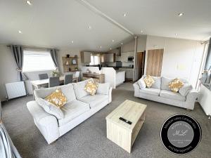 Golf Village 27, Hot tub, WiFi, pet friendly, located overlooking Golf course - Grange Leisure Park - Meadow Lakes Caravan & Lodge Hire