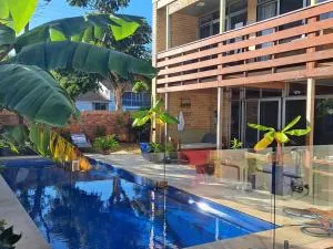 Brisbane 1960s Pool House - hosted bed and breakfast - Margate